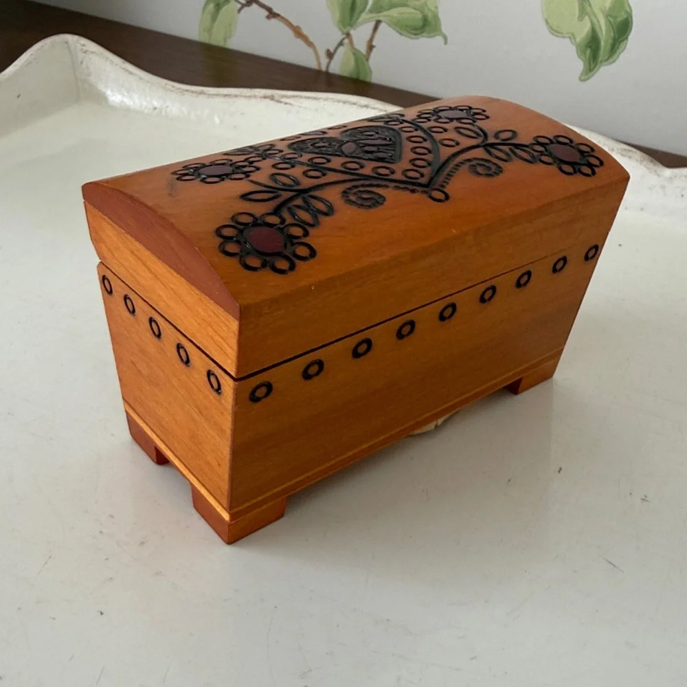 Vintage Wooden Trinket Box Polish Folk Art Handcarved Hearts - Made in Poland - Picture 1 of 11